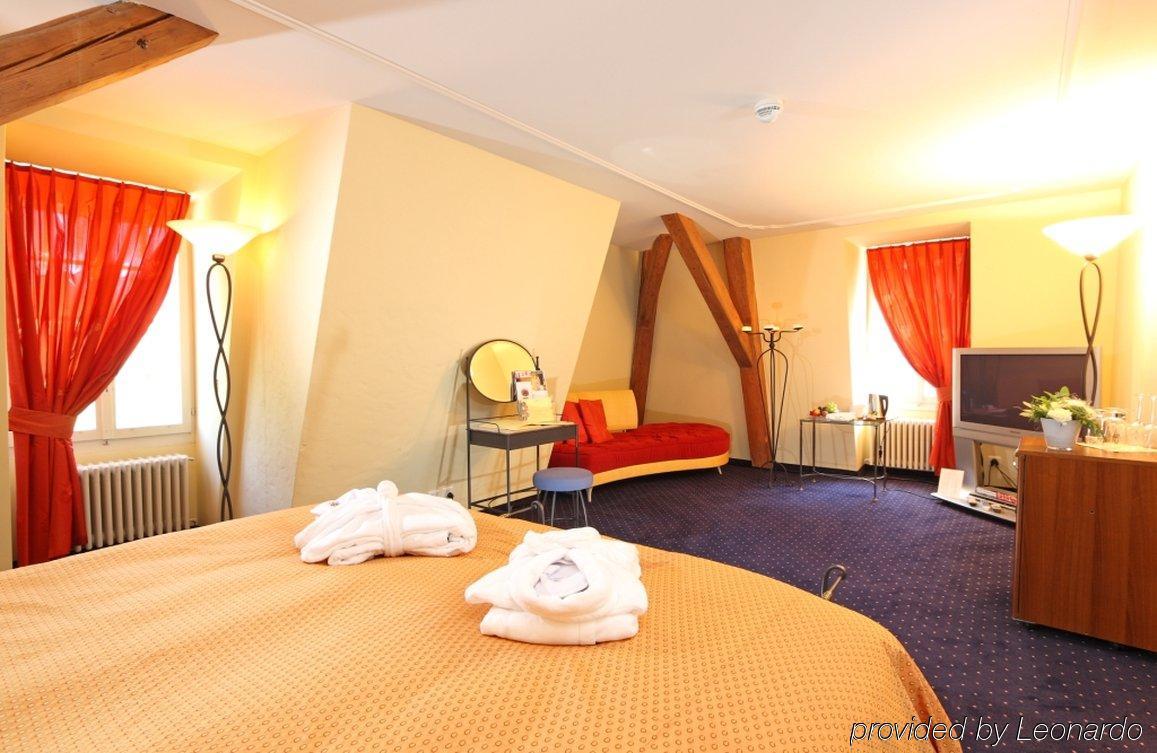 Hotel Schloss Huenigen Конольфинген Номер фото