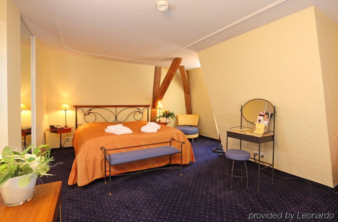 Hotel Schloss Huenigen Конольфинген Номер фото