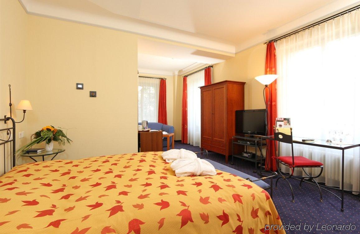 Hotel Schloss Huenigen Конольфинген Номер фото
