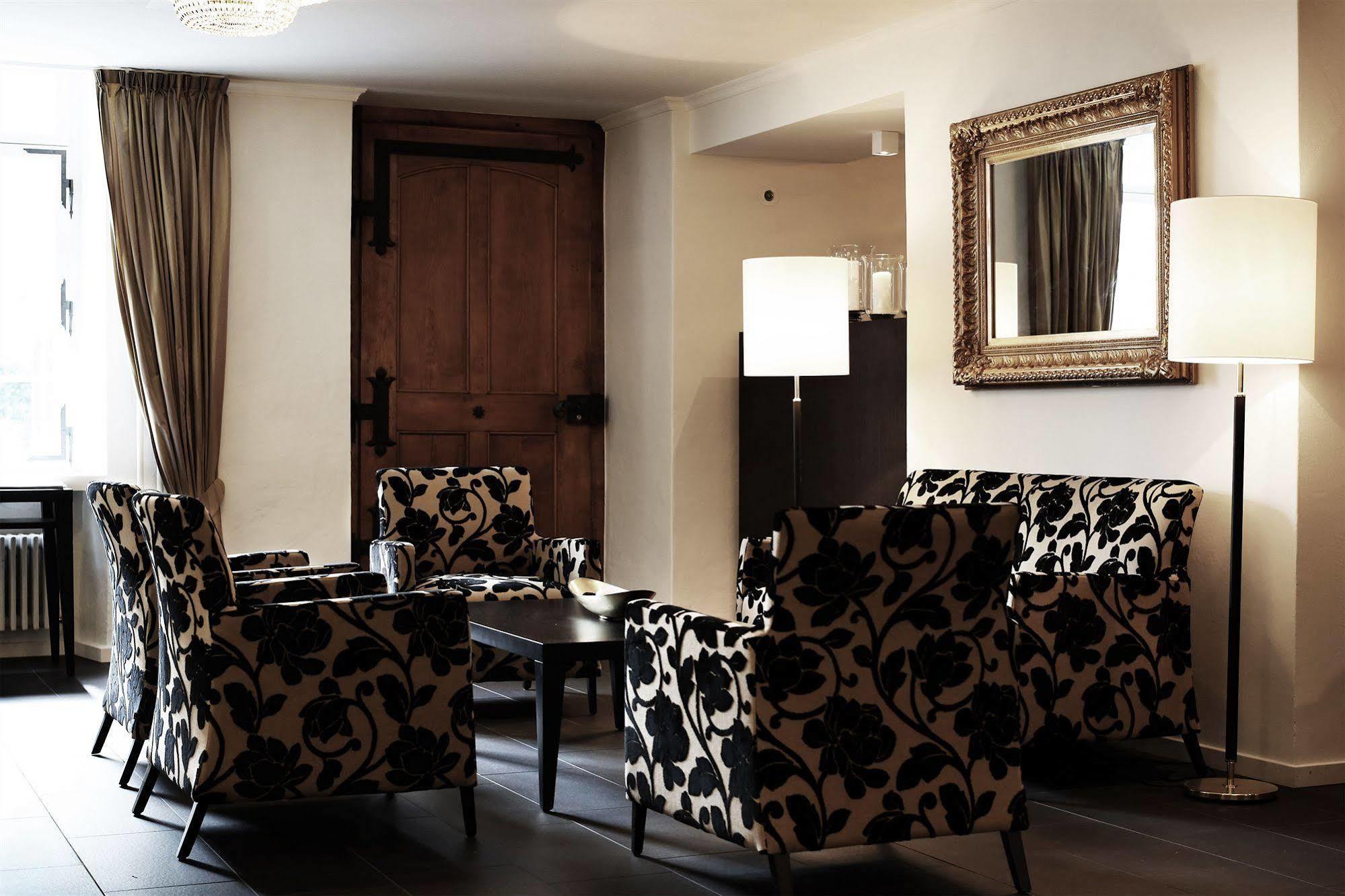 Hotel Schloss Huenigen Конольфинген Экстерьер фото